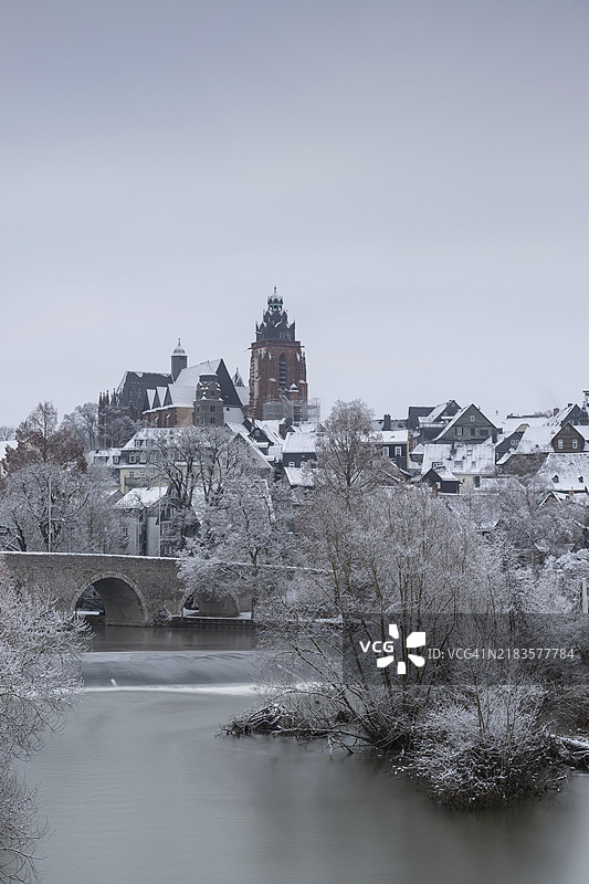 城市全景，河流上覆盖着冰雪。拉恩，维茨拉尔图片素材