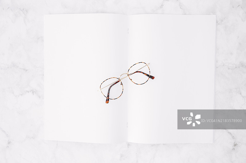 高视角眼镜与空白白纸大理石背景图片素材