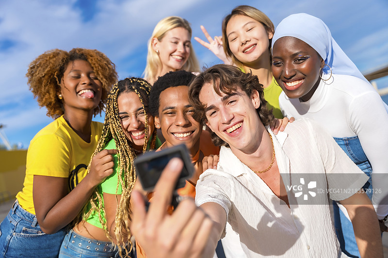 多种族和性别的朋友们在户外用GoPro自拍图片素材