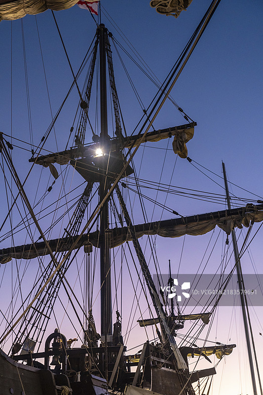 马拉加安达卢西亚市马拉加港Muelle Uno的海滨长廊上老船的细节图片素材