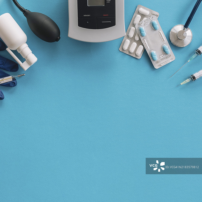 蓝色背景下的医疗设备俯视图图片素材