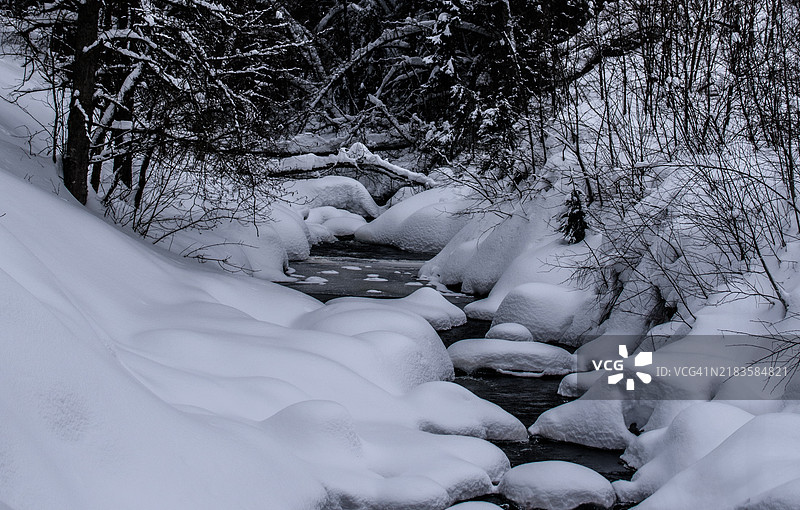 冰层正在缓缓覆盖河面图片素材