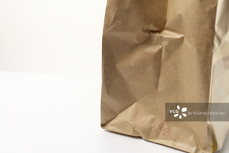 可重复使用的棕色一次性纸袋，已损坏图片素材