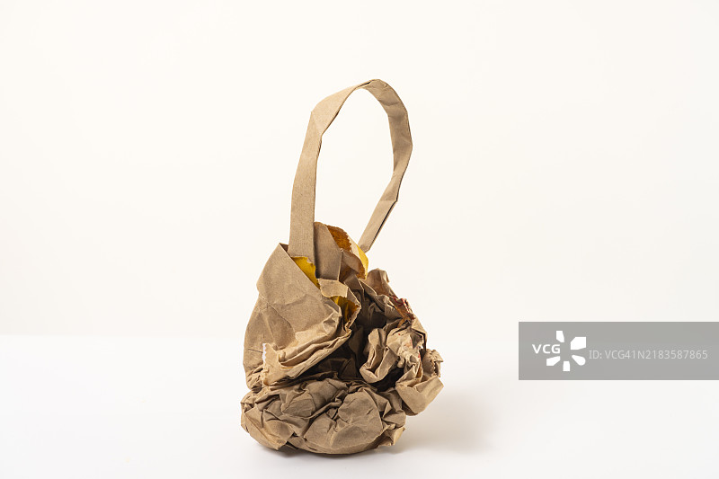 一次性皱褶的牛皮纸袋，背景为白色图片素材