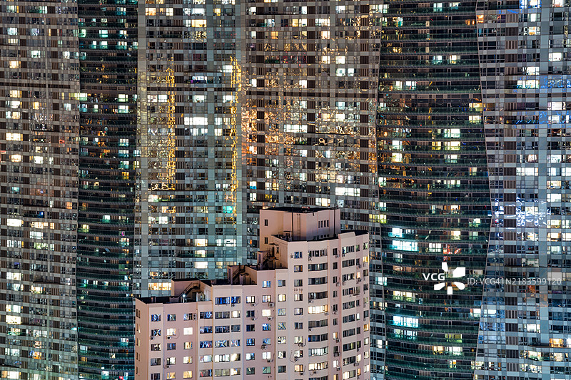 夜晚灯光璀璨的城市公寓图片素材