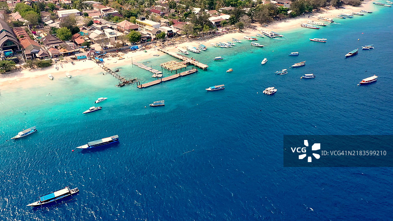 游艇码头，巴厘岛海岸线，龙目岛，印度尼西亚。包括岛屿和海洋。图片素材