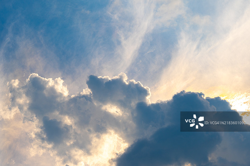 暴风雨来临时的戏剧性天空。大自然的壮观景色。图片素材