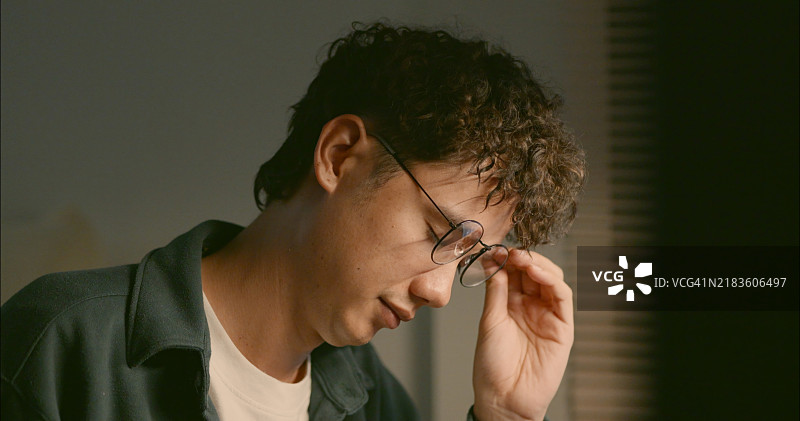 在家加班的压力开发者图片素材