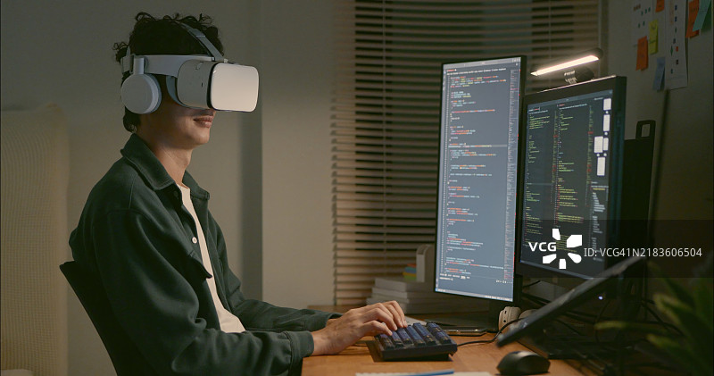 开发者使用虚拟现实进行编码。图片素材