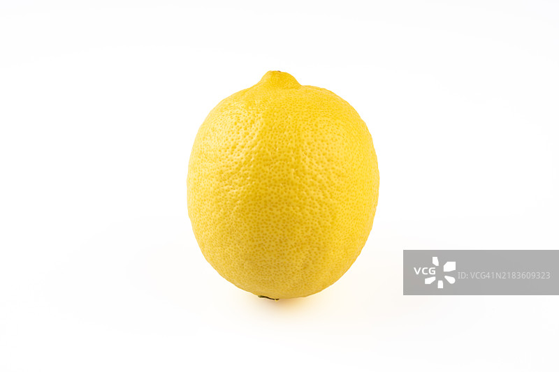 白色背景下的柠檬特写图片素材