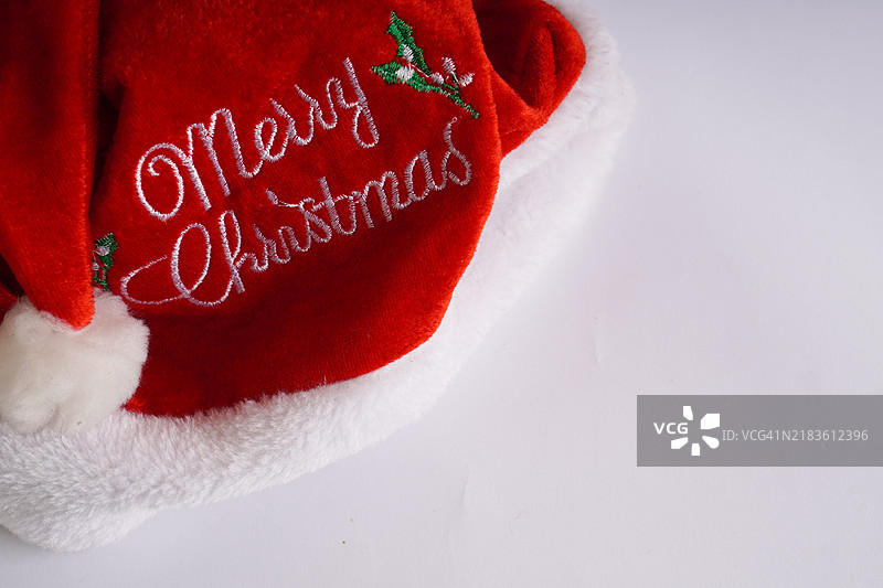 白色背景上的圣诞老人帽图片素材
