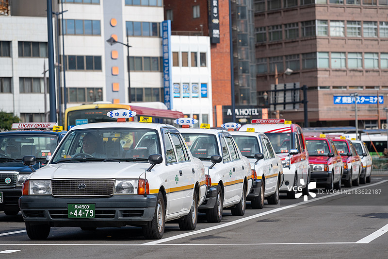 日本的一排出租车图片素材