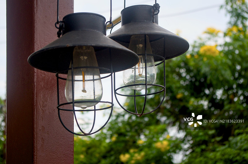 乡村风格的悬挂灯笼配有灯丝灯泡图片素材