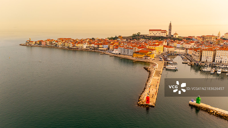 皮兰海滨小镇的日出图片素材