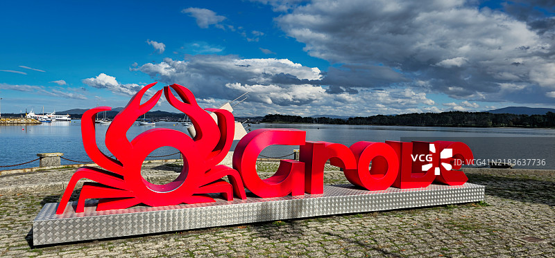 可爱的现代村庄标志“ O Grove ”，呈红色。图片素材