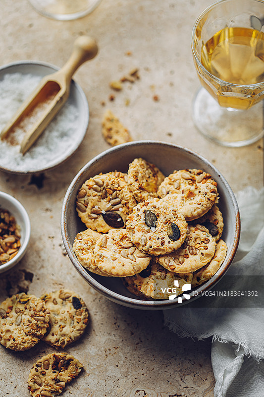 自制咸饼干，配有谷物、芝麻和南瓜图片素材
