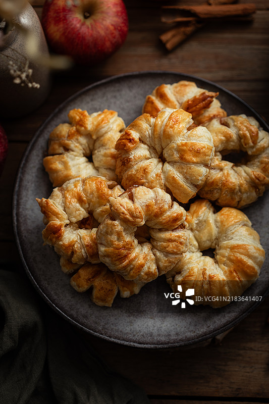 苹果肉桂泡芙甜甜圈图片素材