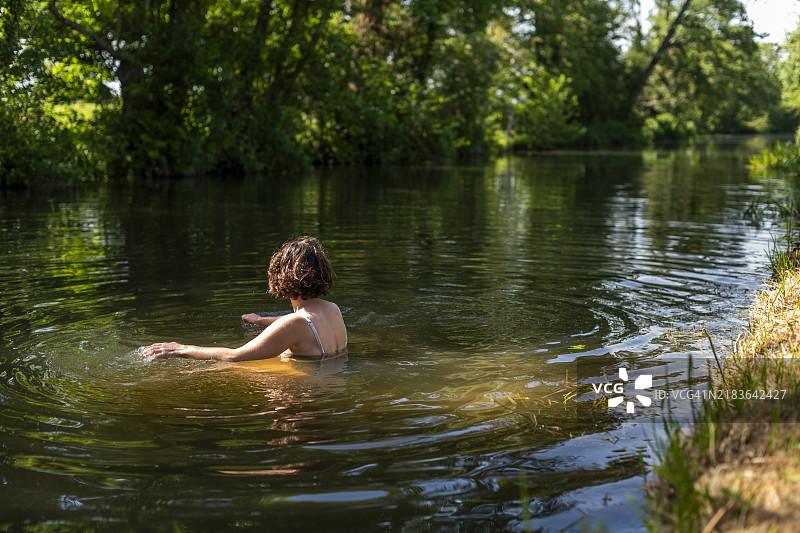 怀河游泳图片素材
