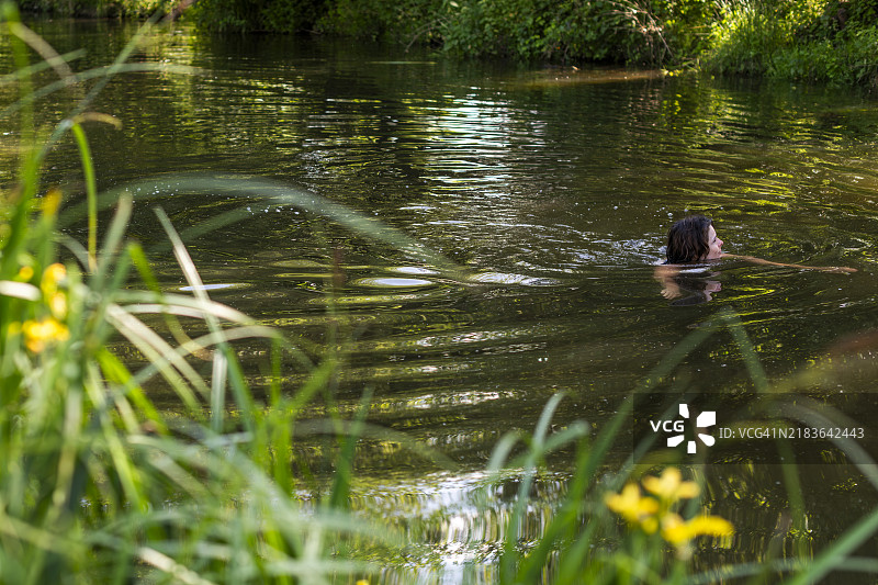 怀河游泳图片素材