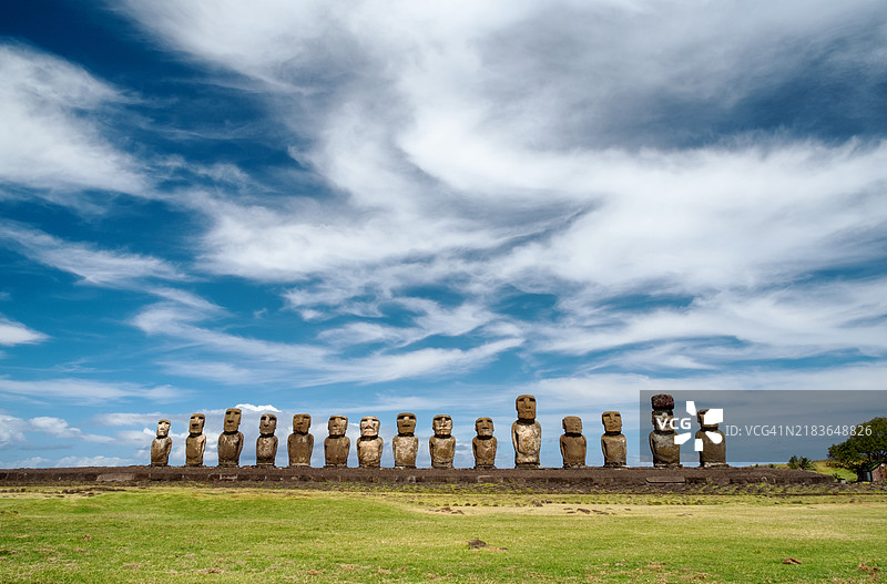复活节岛上的阿胡·通加里基摩艾石像图片素材