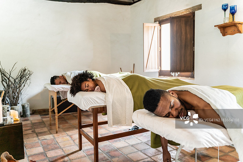 朋友们在水疗中心放松图片素材