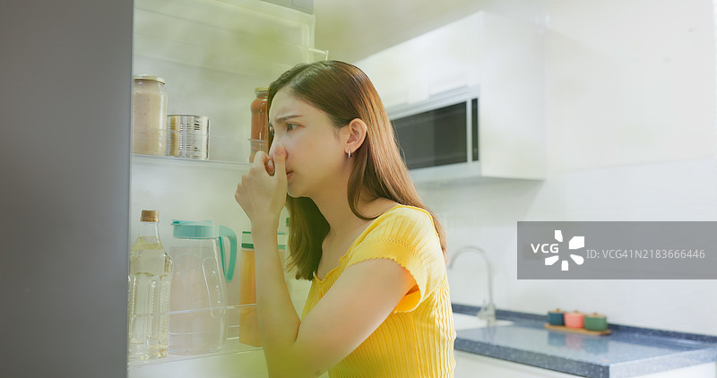 女人打开冰箱图片素材