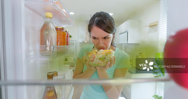 女人打开冰箱图片素材