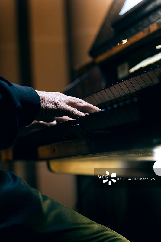 音乐会期间，管风琴演奏者的手特写。图片素材