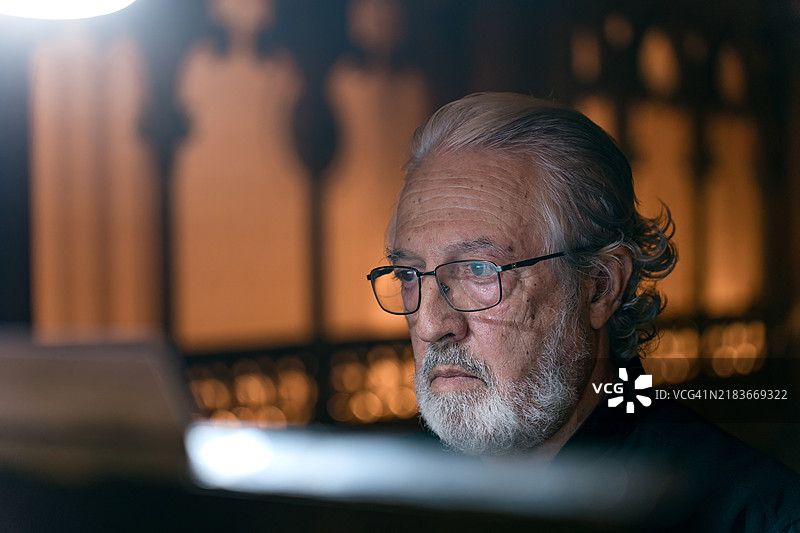 管风琴演奏者在音乐会期间专注地阅读乐谱的特写镜头。图片素材