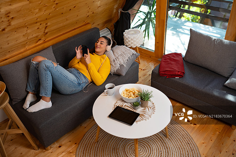 在木屋里听音乐图片素材