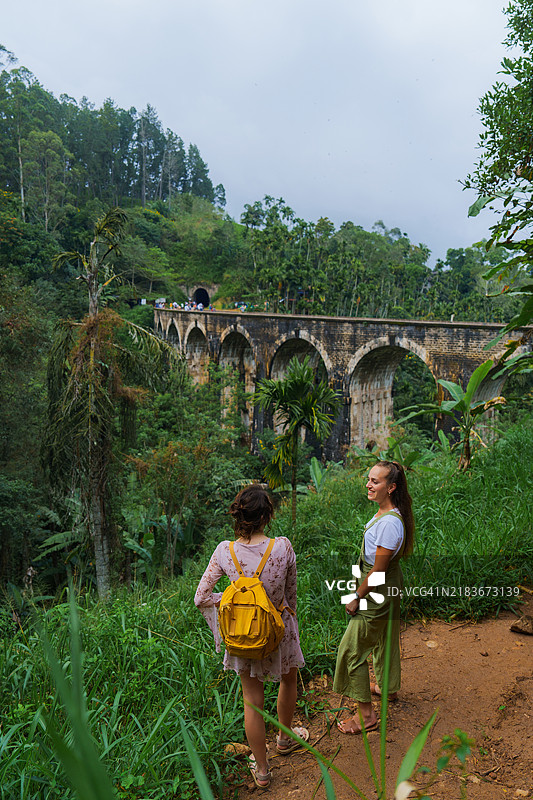 斯里兰卡九拱桥附近的两位女性图片素材