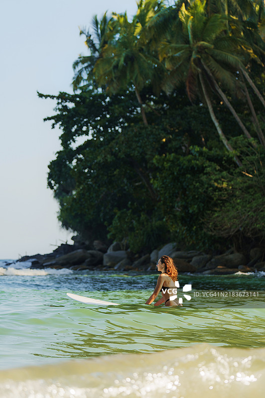 在斯里兰卡日落时分冲浪的女性图片素材