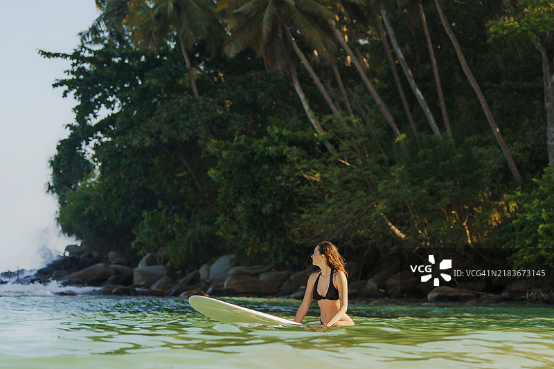 在斯里兰卡日落时分冲浪的女性图片素材