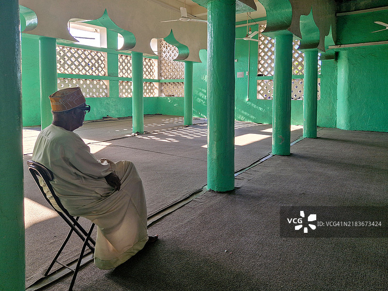 在大科摩罗的伊科尼，一位扎维亚的守卫图片素材