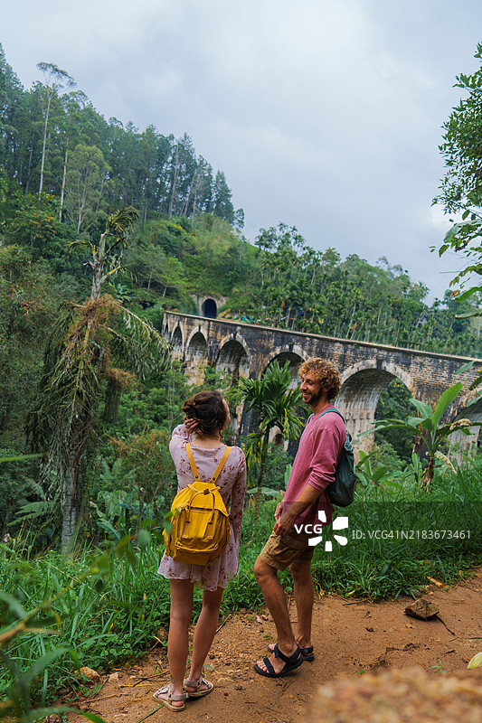 男女在斯里兰卡九拱桥的美景前欣赏风景图片素材