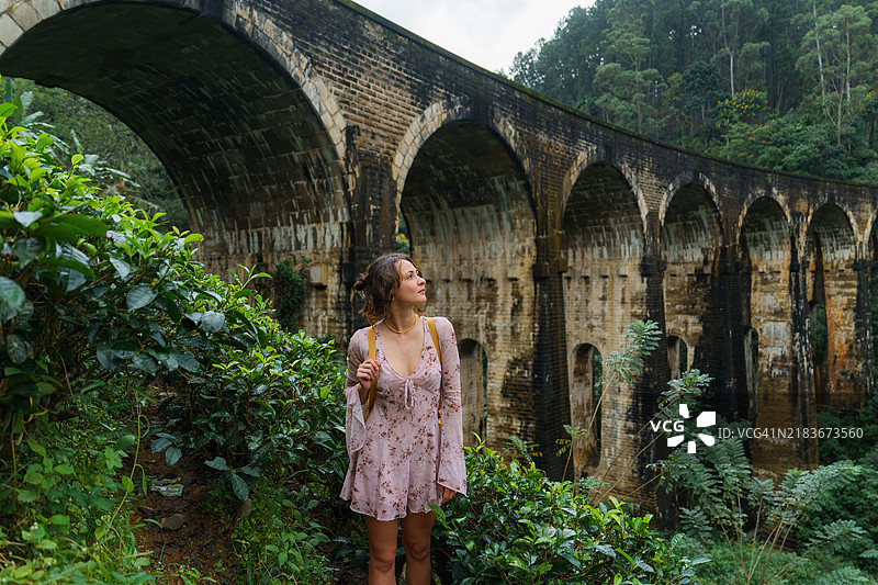 优雅的女性站在斯里兰卡九拱桥的背景前图片素材