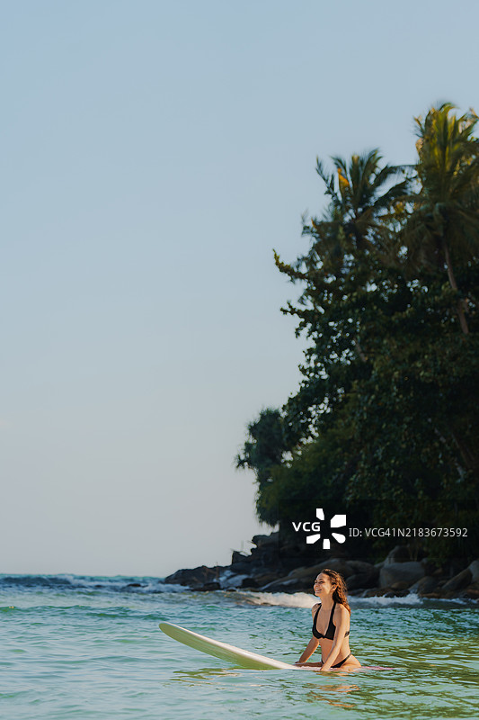 在斯里兰卡日落时分冲浪的女性图片素材