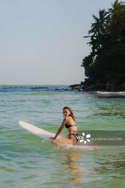 在斯里兰卡日落时分冲浪的女性图片素材