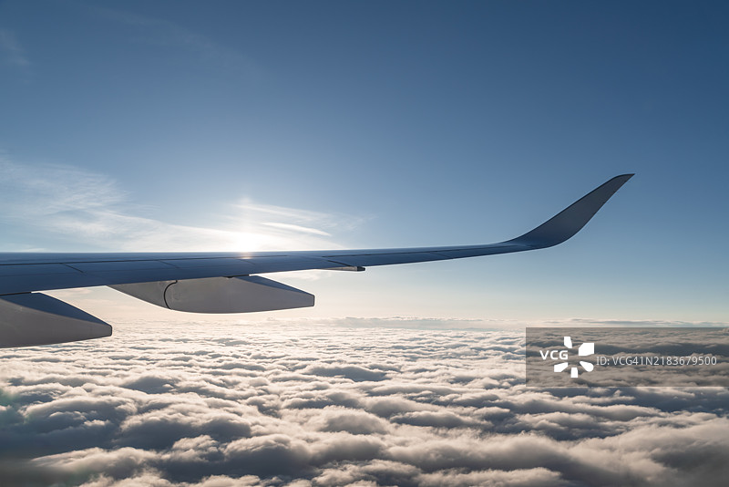 飞机在云层上飞行。图片素材