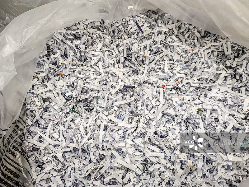 撕碎的文件放在塑料袋里图片素材