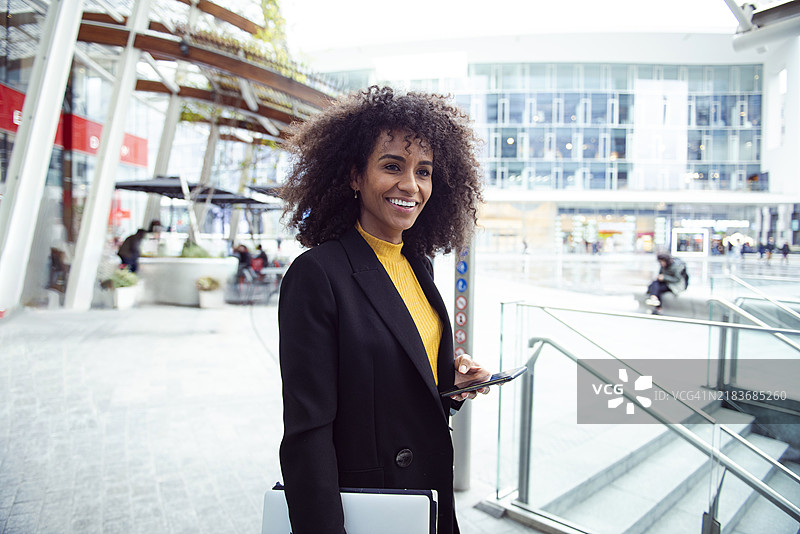年轻的女商人在城市中图片素材