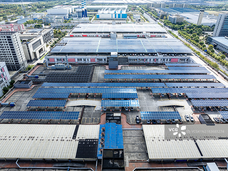 工厂屋顶上的太阳能电池板图片素材