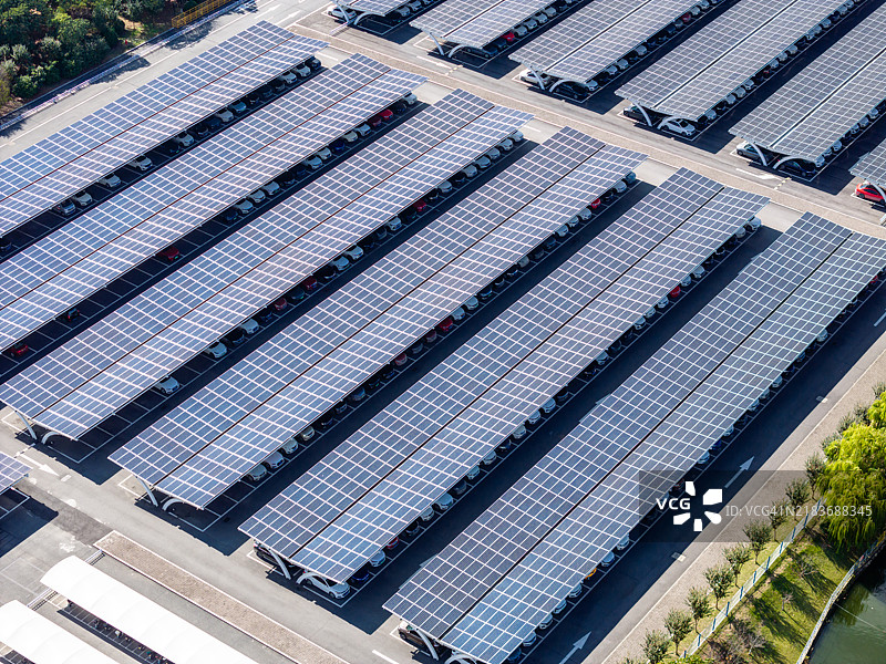 工厂的停车场装有太阳能电池板图片素材