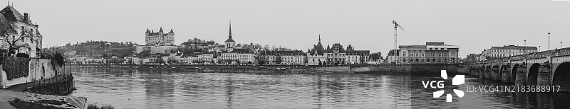 萨米尔城堡、教堂、桥梁和卢瓦尔河的全景视图图片素材