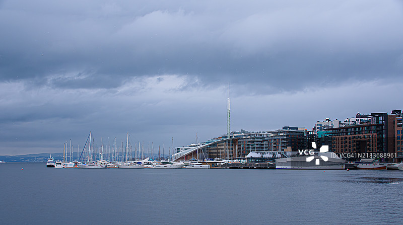 市中心的港口，游艇在冬季被覆盖起来图片素材