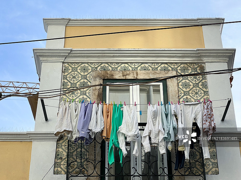 户外晾衣绳上的衣物晾干图片素材