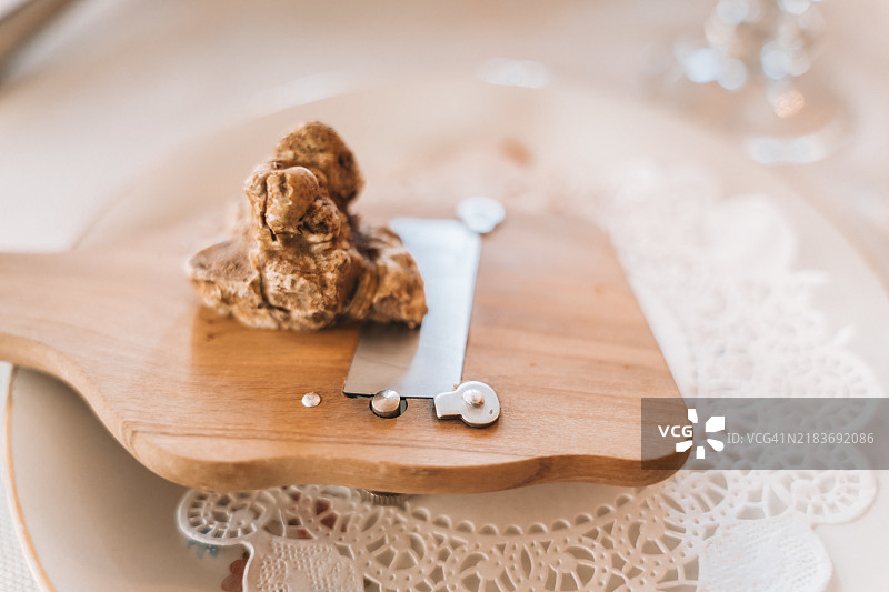 白松露与桌子，阿尔巴，皮埃蒙特，意大利图片素材