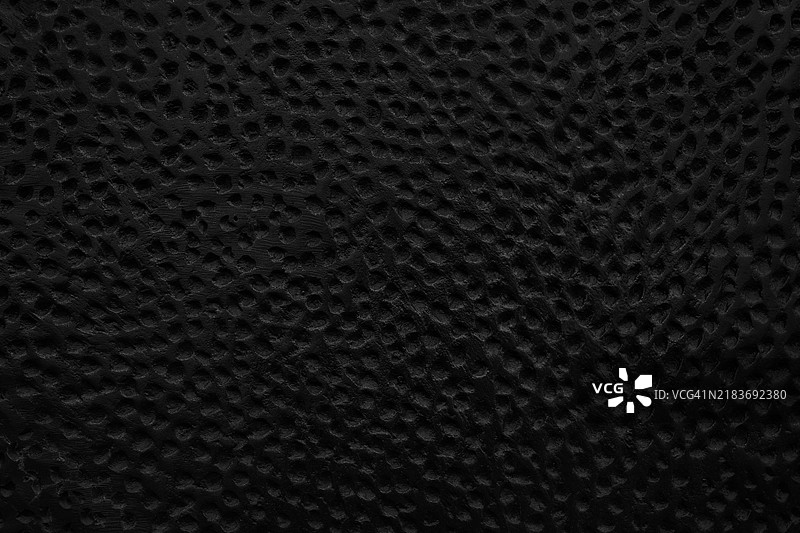 金属墙或黑色金属网格。金属网的质感。图片素材