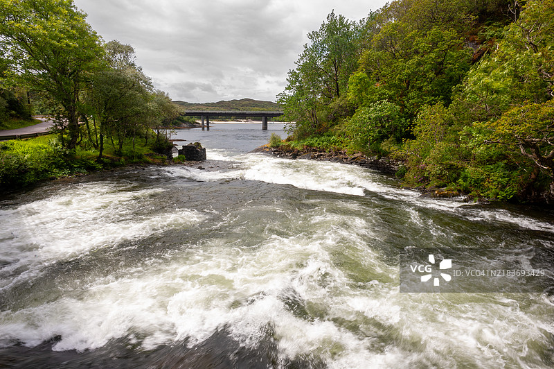 莫拉河流向海洋 - 苏格兰高地图片素材