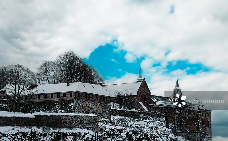 堡垒的屋顶上覆盖着一层薄薄的雪。图片素材